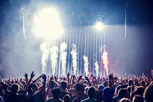 여자 연예인 꿈해몽 - 여자 연예인과 함께 공연하는 꿈 해석