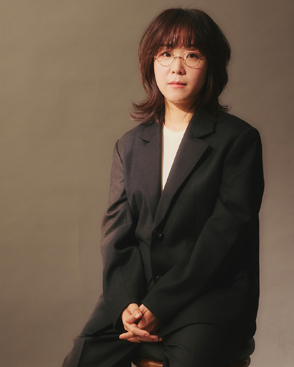 김희진 감독이 넷플릭스 영화 '로기완' 인터뷰에 앞서 포즈를 취하고 있다. [사진=넷플릭스]