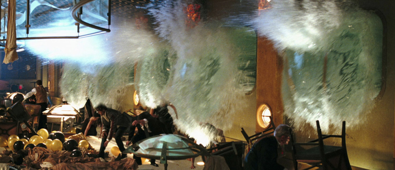 영화 포세이돈 중 거대한 파도에 휘말려 전복된 유람선의 연회장으로 물이 쏟아지는 모습.