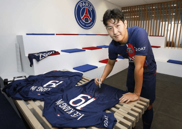 PSG 홈페이지 이강인 사진 이미지입니다.