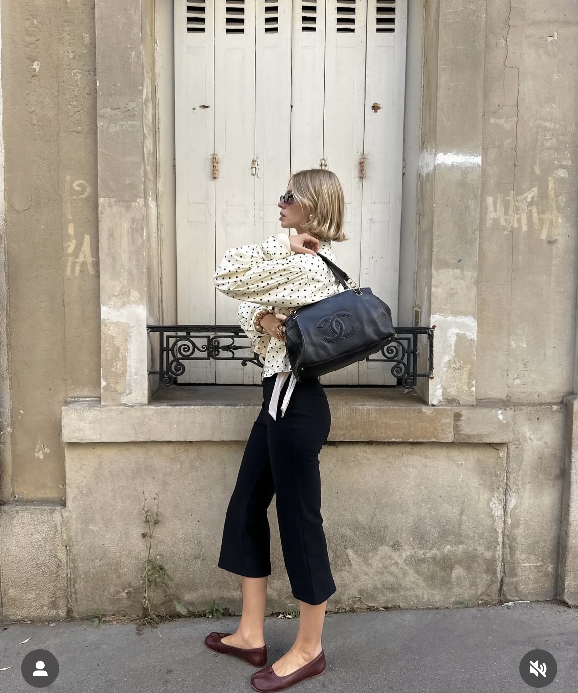 도트 블라우스의 클래식함부터 플랫슈즈의 우아함까지, 여름을 사랑하게 만든 블랙 팬츠 스타일링 관련 사진