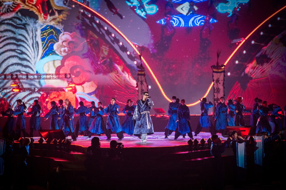 가수 임영웅이 26일 서울 상암 월드컵경기장에서 열린 2024 콘서트 &lsquo;IM HERO - THE STADIUM'에서 무대를 펼치고 있다. [사진=물고기뮤직]