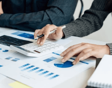 손가락으로-종이를-가르키는-남성