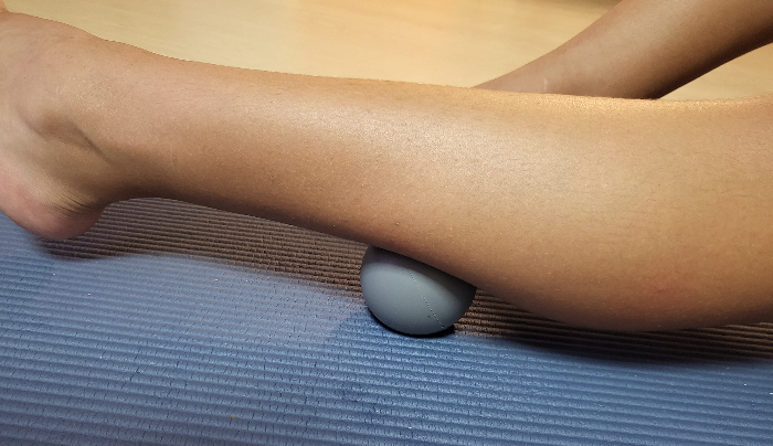 릴리즈볼 마사지볼로 종아리 마사지하는 모습