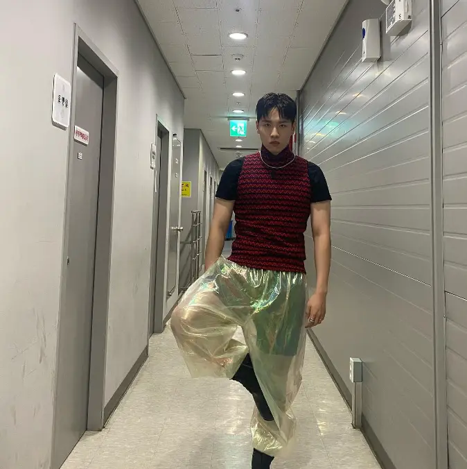 솔로지옥3-
검은색 반팔티 위 빨간색 조끼 아래 비닐 바지를 입고 서있는 한해