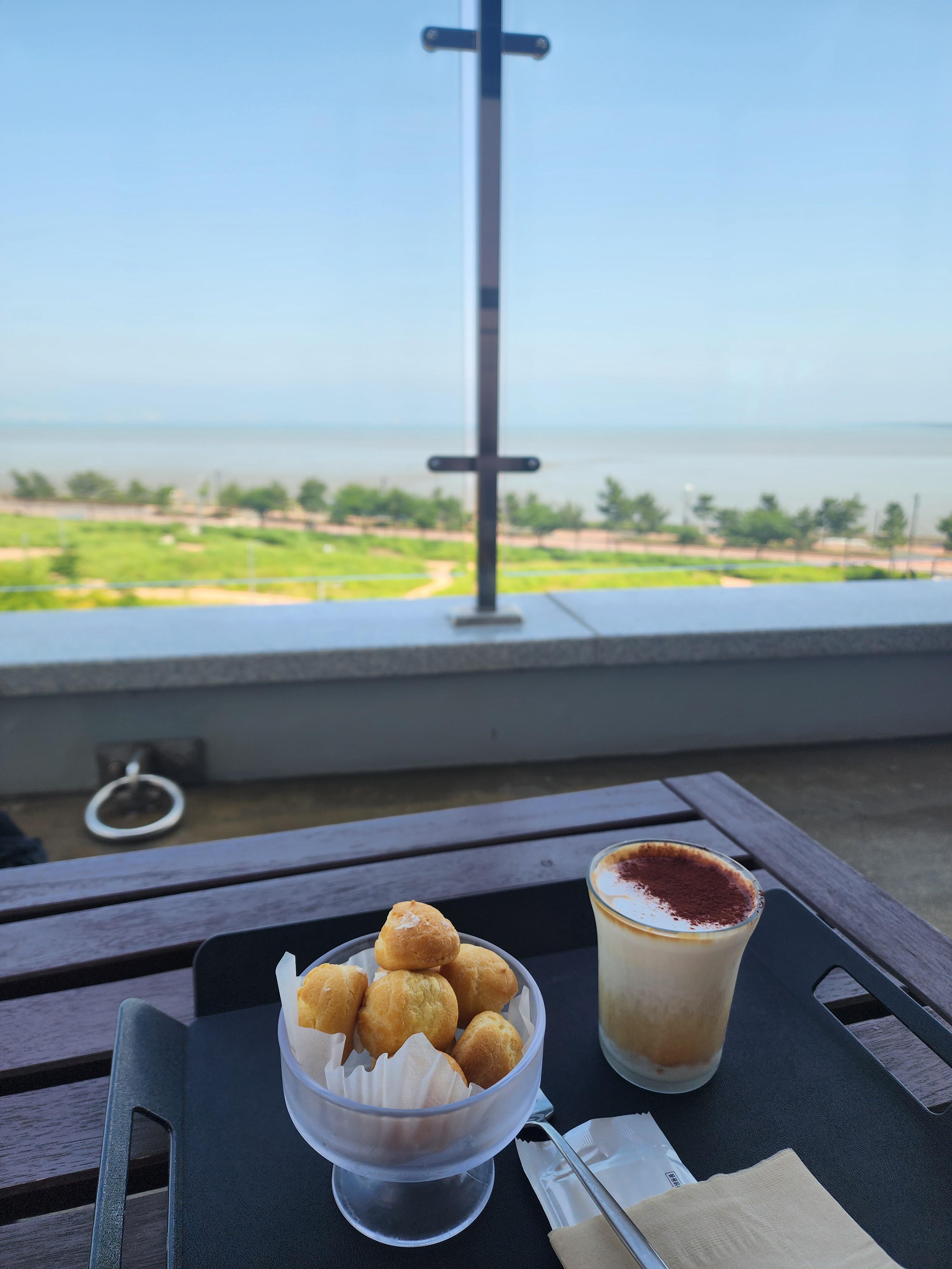 더 노벰버라운지_아늑한 실내와 맛있었던 노벰버크림라떼 (베이비슈는 그닥..)