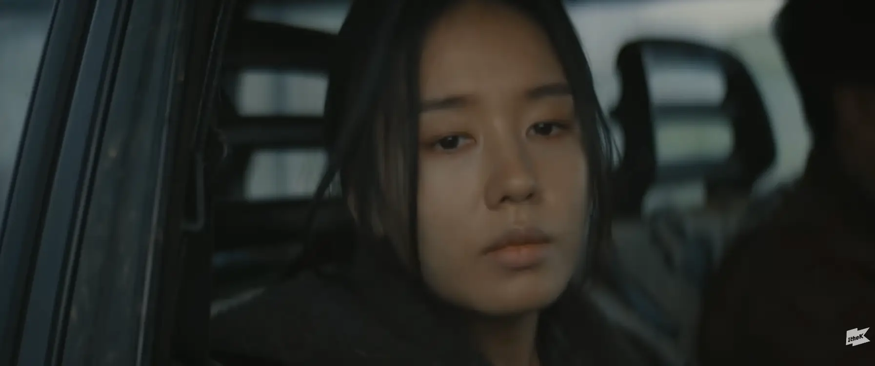 차안 멍하니 밖을 쳐다보는 여자