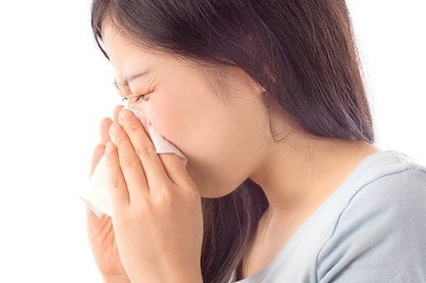 한-여성이-비염으로-인해-코를-심하게-풀고-있는-장면