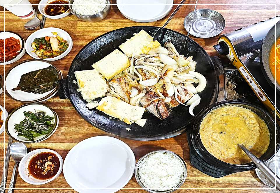 콩비지찌개, 깻잎장아찌와 각종 밑반찬이 가득 차려진 고등어두부구이 한 상