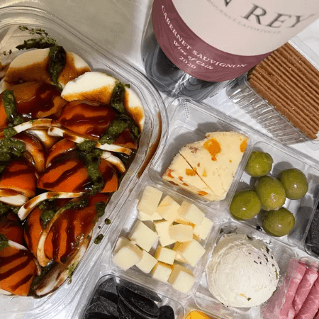 (다채 병점점 토마토 바질 카프레제, 커플세트( 치즈 플래터+레트 라포스톨 돈레이 까베르네 소비뇽, 과일치즈, 훈제치즈, 크림치즈 등 5종이상의 치즈와, 초콜릿, 올리브, 크래커 등))