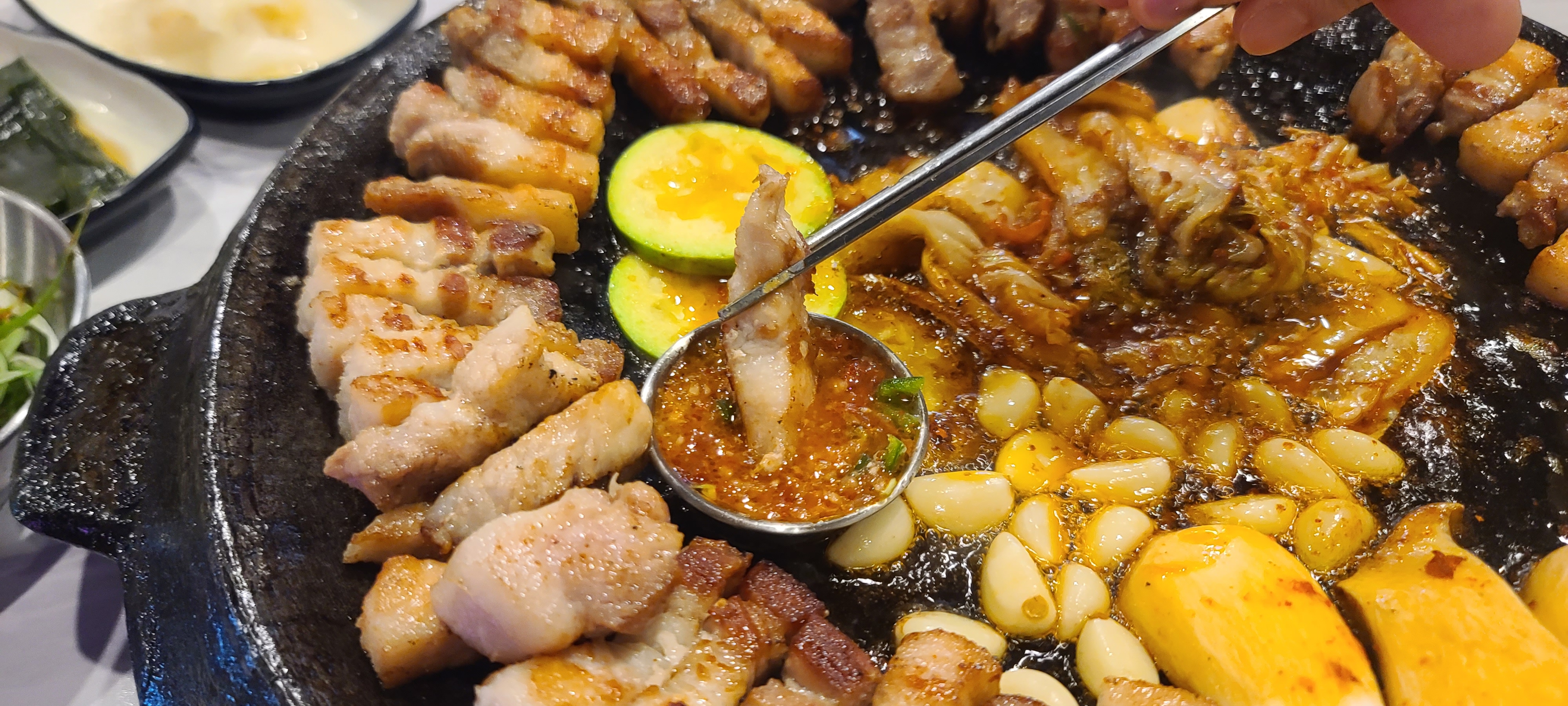 상대원동맛집 삼겹살맛집 무쇠뚝삼겹 메뉴판 생삽겹살 구이준비 삼겹살구이 직원이구워줌 삼겹살구이완성 멜젓에고기한점