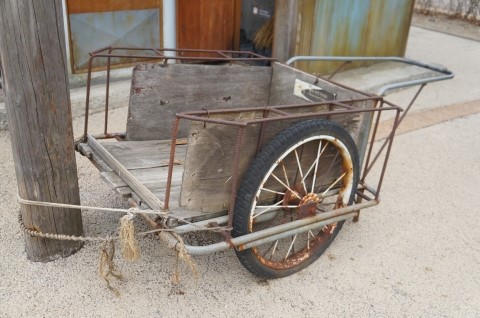 오래된 리어카가 나무 기둥에 메어있다.