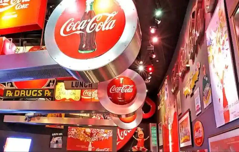 애틀랜타 월드 오브 코카콜라 박물관 내부, 코카콜라의 역사와 관련된 수많은 전시물과 로고들