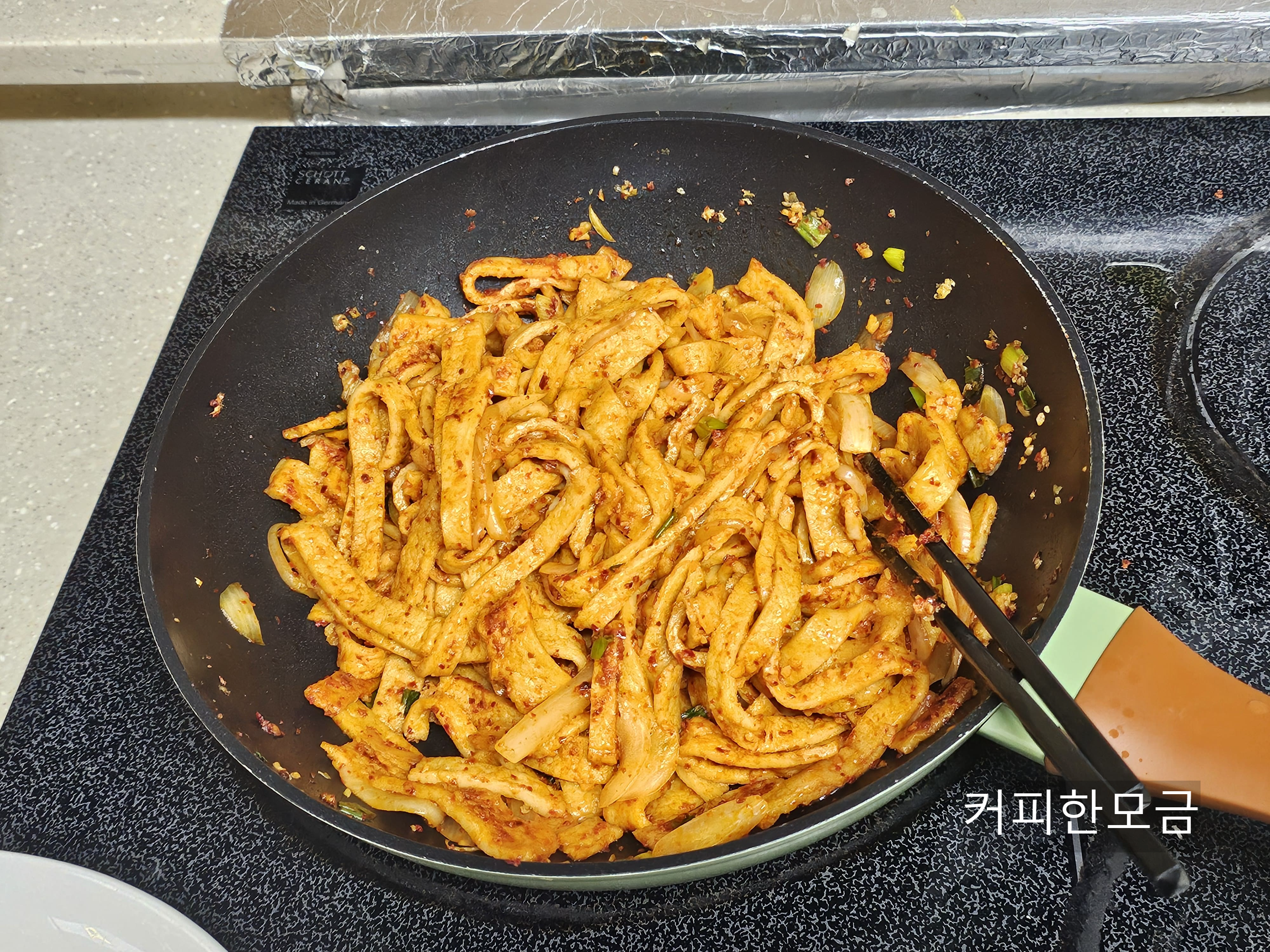매운어묵김밥 만드는 레시피.