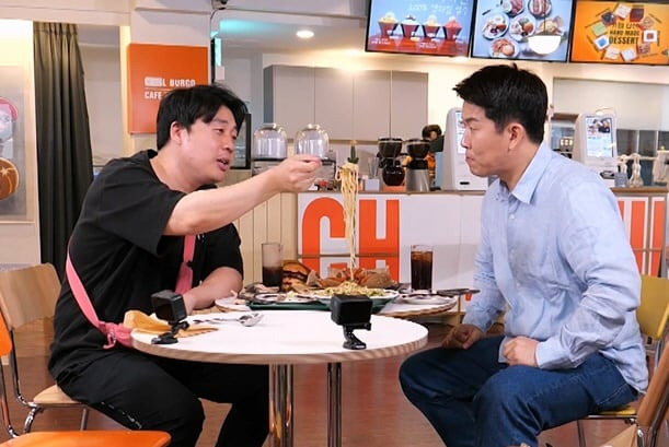 김병현이 운영하는 독일식 소시지 식당과 조리 장면