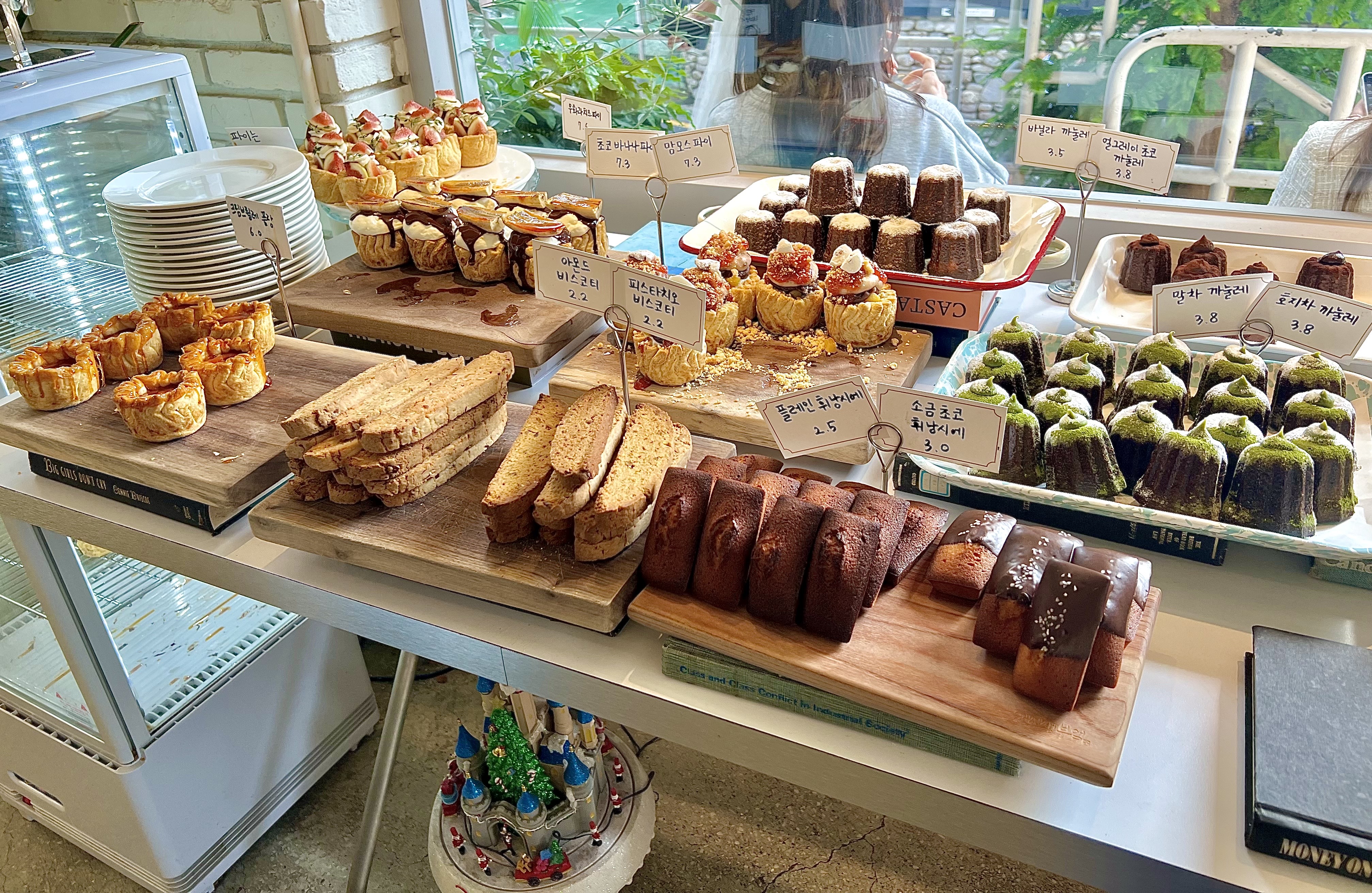 비스코티-휘낭시에-베이커리-스콘-레이어드