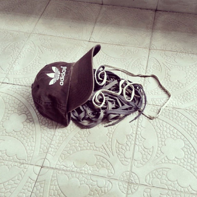 모자와 운동화 끈을 이용한 두디벤 작품