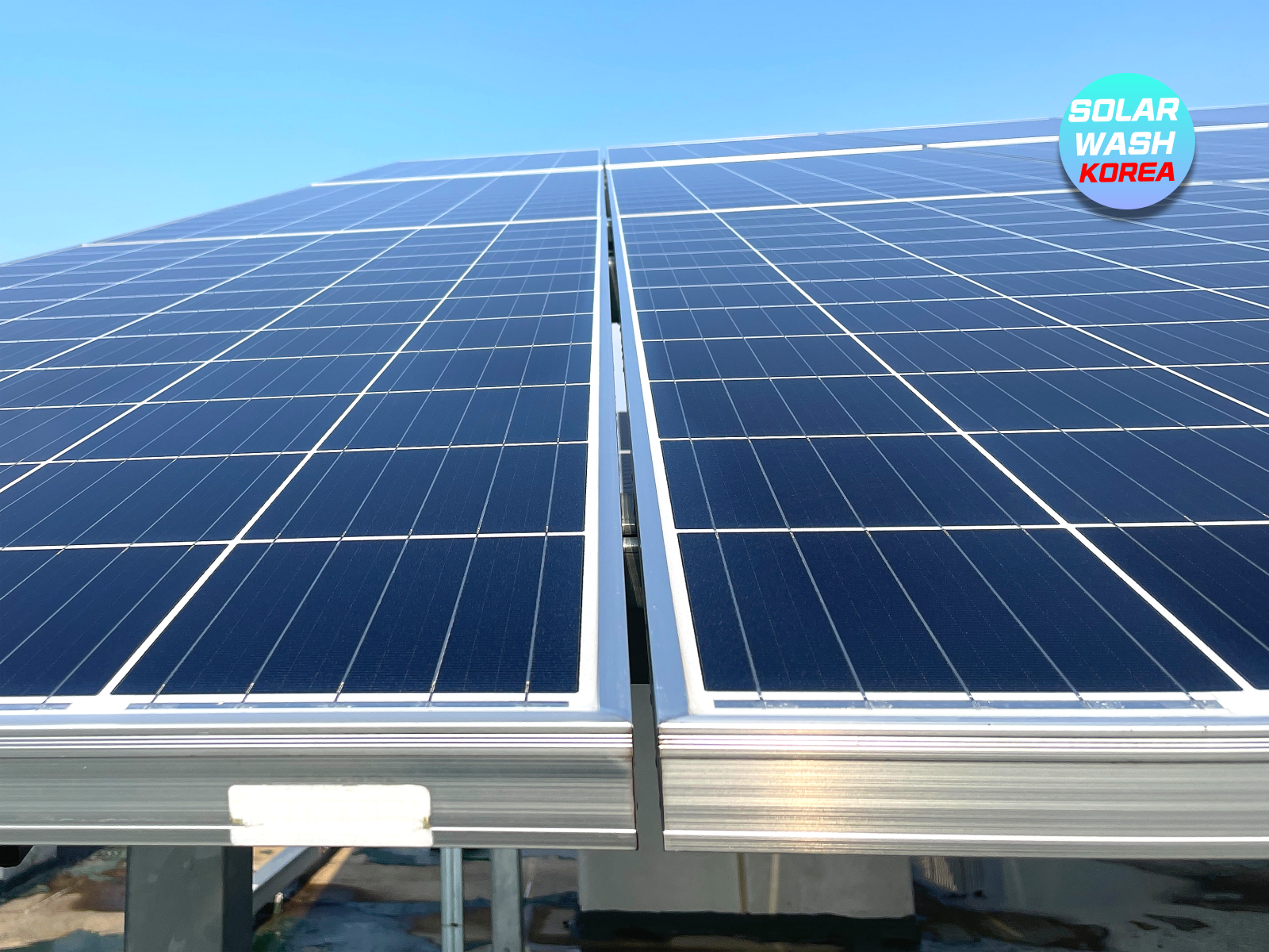 푸른 하늘과 태양광 모듈