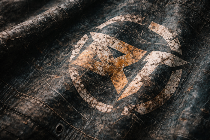 산업 폐기물 고유의 패턴과 흔적이 만들어내는 유일무이한 디자인 디테일.