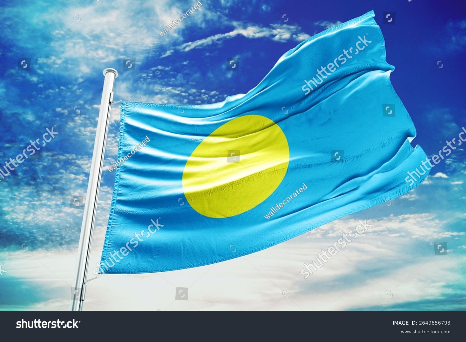 구름낀 맑은 하늘배경으로 국기 계양대에 팔라우 국기가 바람에 흔들리는 사진입니다.