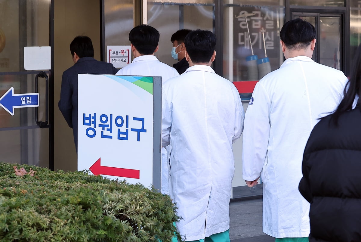 윤석열 대통령이 3일 비상계엄을 선포 뒤 계엄사령부가 &lsquo;미복귀 전공의 처단&rsquo; 내용이 담긴 포고령을 발표한 것을 두고 의료계 반발이 커지고 있다