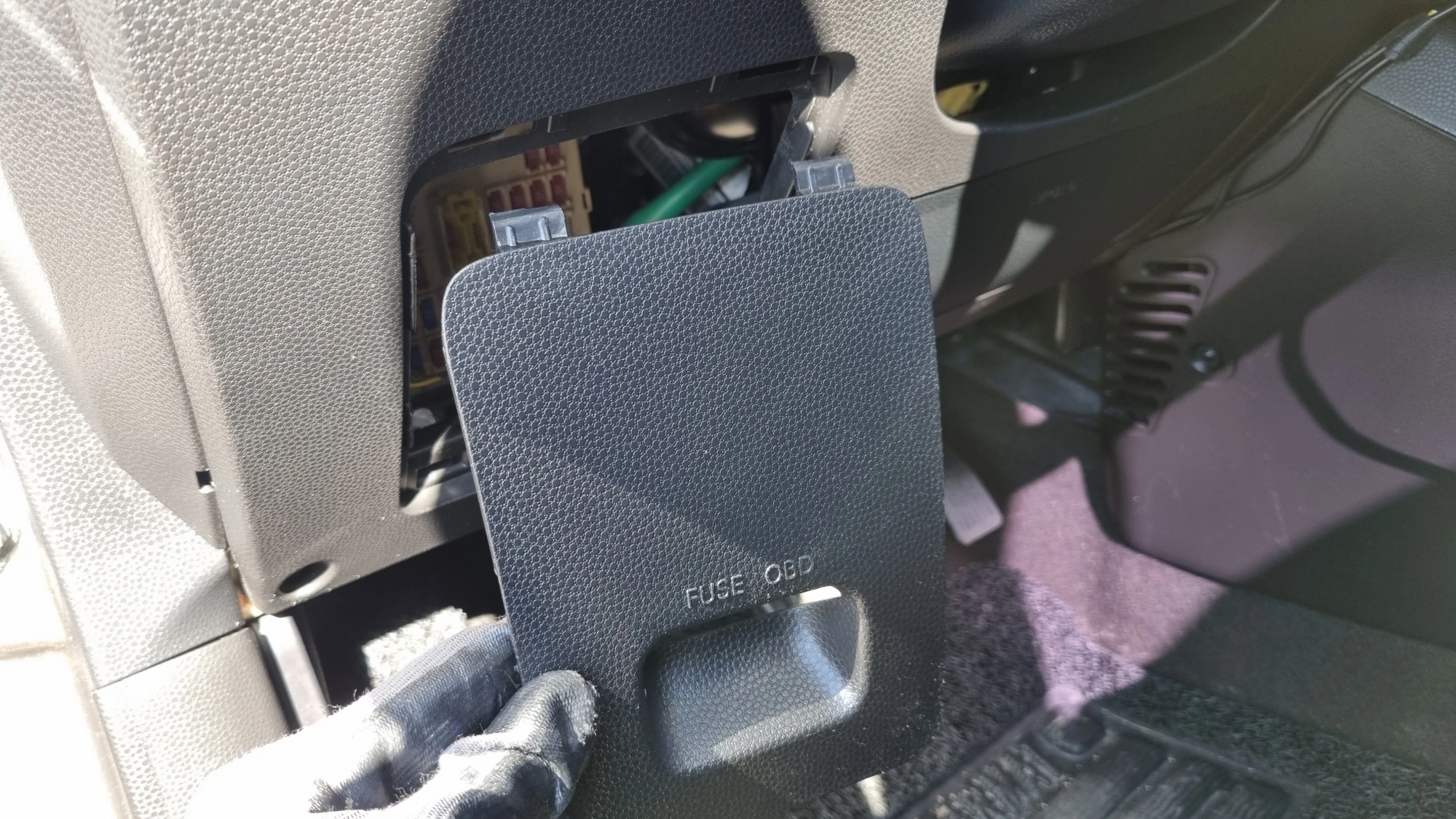 퓨즈박스 커버 열린 모습