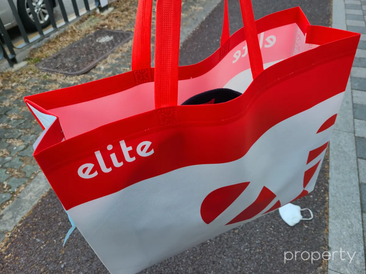 아래는흰색-위에는빠간색-교복가방