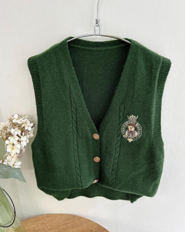 곰돌이 베어 크라운 자수 브이넥 꽈배기 니트조끼