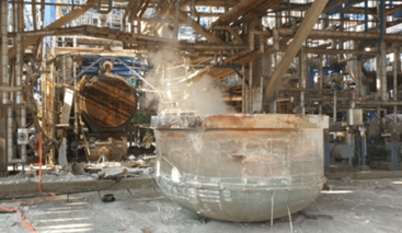 큰 열교환기가 있는데 열교환기의 커버가 탈락되어 바닥에 떨어져 있으며, 폭발 흔적으로 주변 철골 및 구조물이 파손되어 있다. 폭발 당시 참혹함이 사진에 나타나있다.