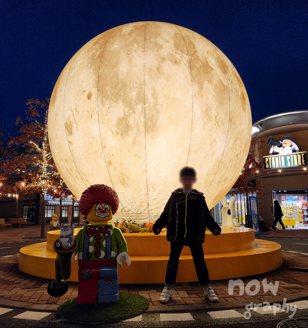 레고랜드-보름달-조형물
