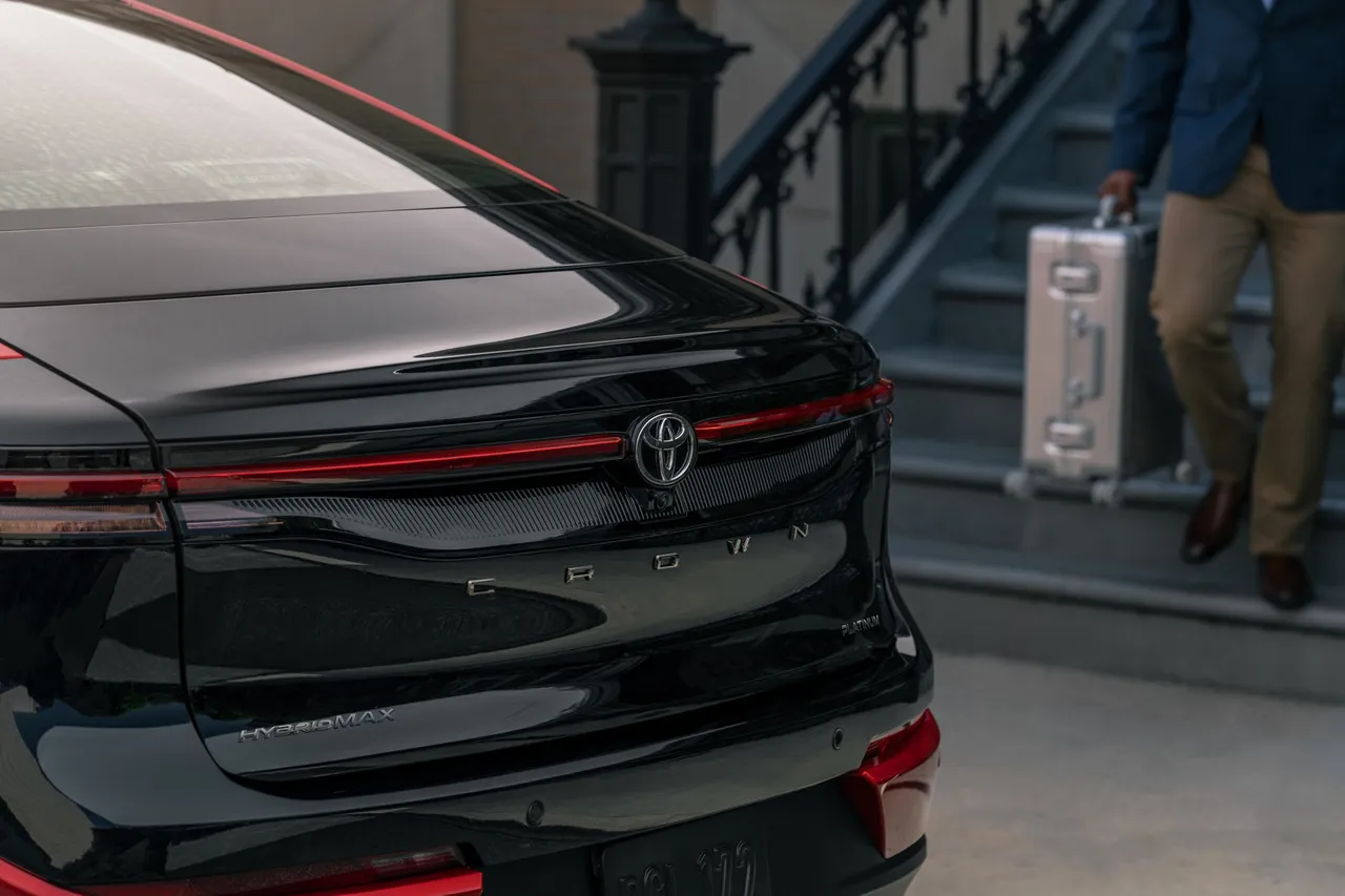 토요타 크라운 크로스오버 하이브리드 차량 이미지