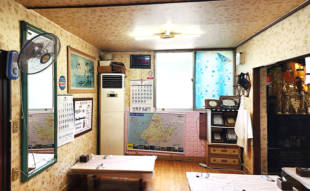 정겨운 벽지와 오래된 가구들 있는 영광 백합죽 맛집 한성식당의 깨끗한 실내