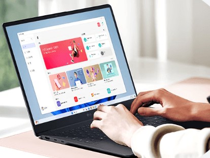 LG그램 Pro 노트북을 사용해 웹서핑 중인 실제 사용 장면