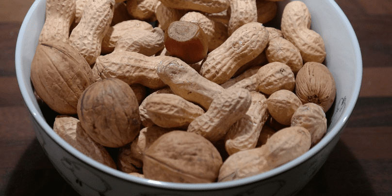 그릇에 담겨 있는 땅코과 호두