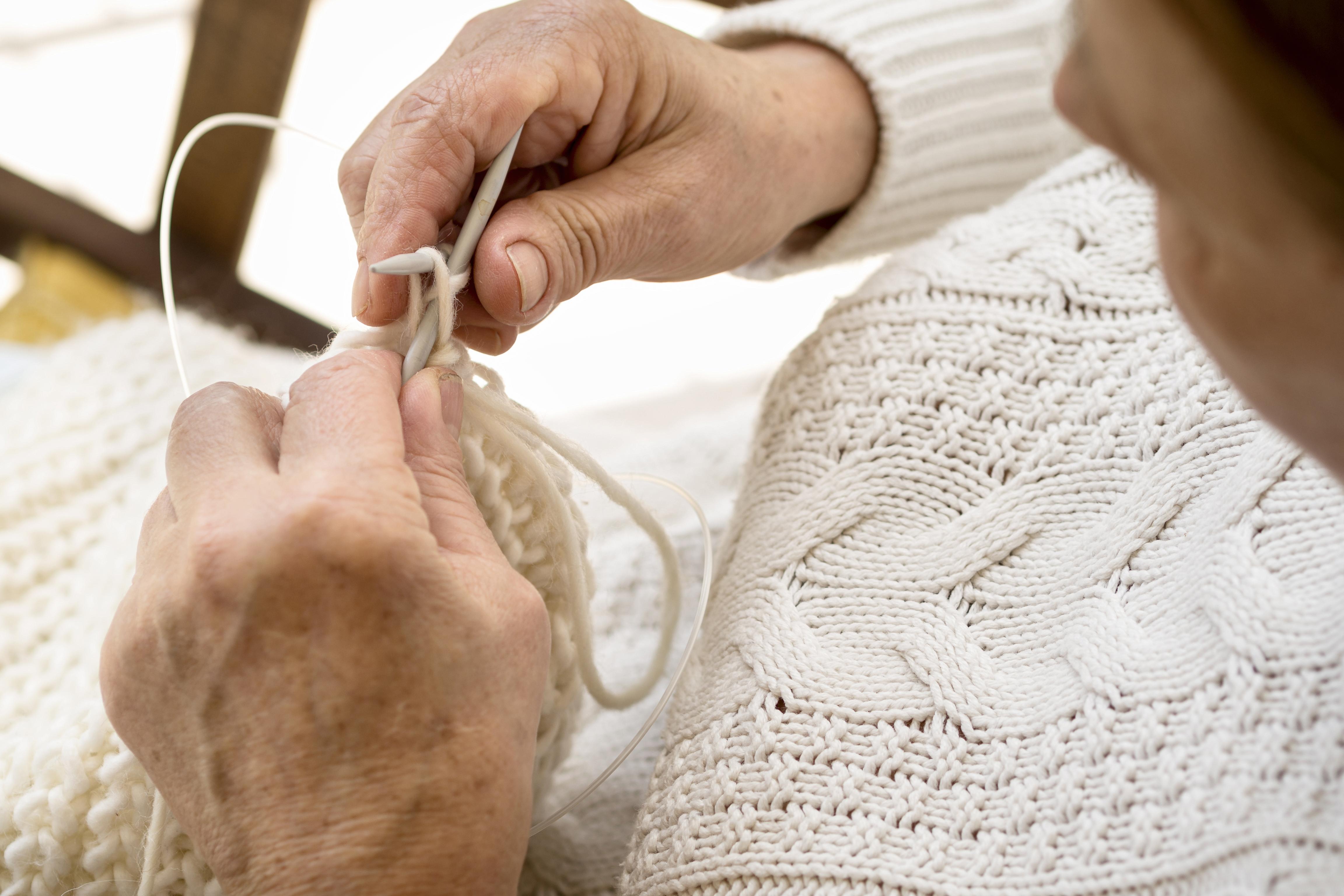 뜨개질 하는 모습