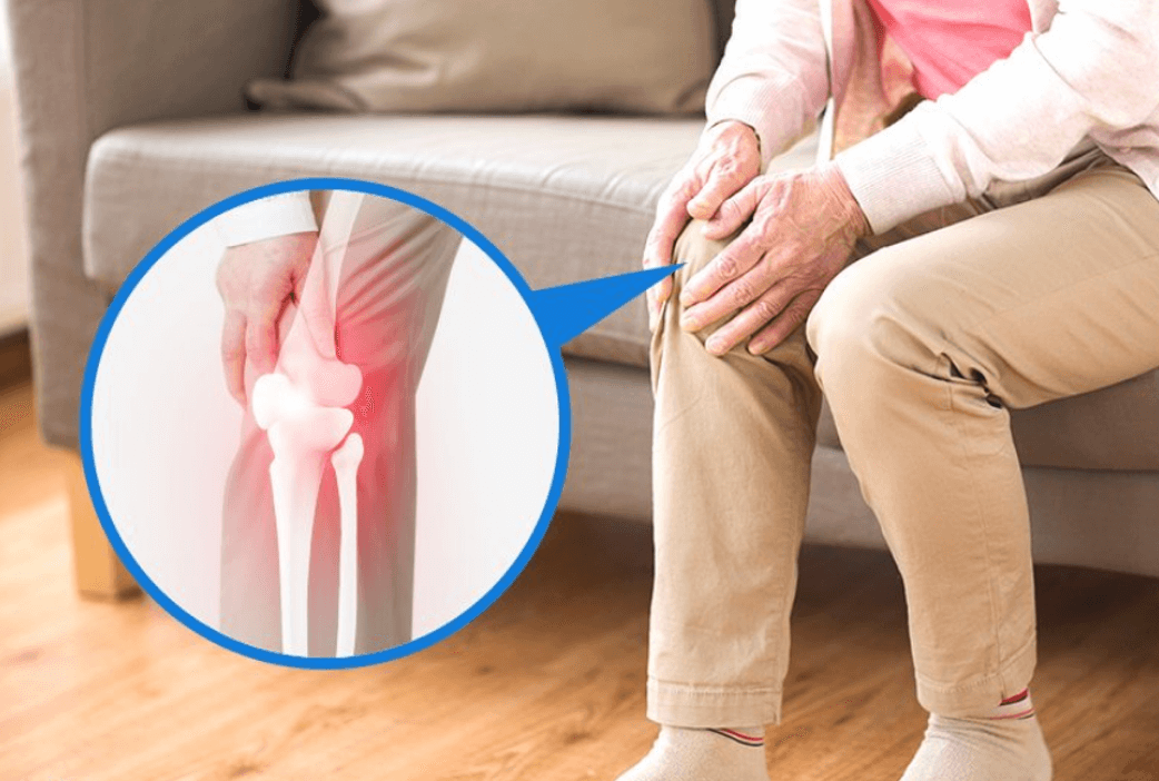 쇼파에-앉아서-손으로-무릎-관절-통증-부위를-붙잡고-있는-고령자