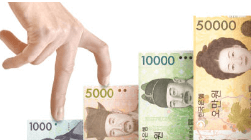 경기도 청년기본소득 경기지역화폐 카드 위로 동전이 쌓이는 모습, 청년 지원금 지급을 상징하는 이미지