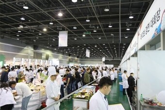 요리-경연대회에서-수많은-참가자들이-각자의-요리-실력을-뽐내는-장면