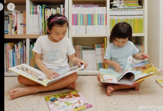 책 읽는 자매