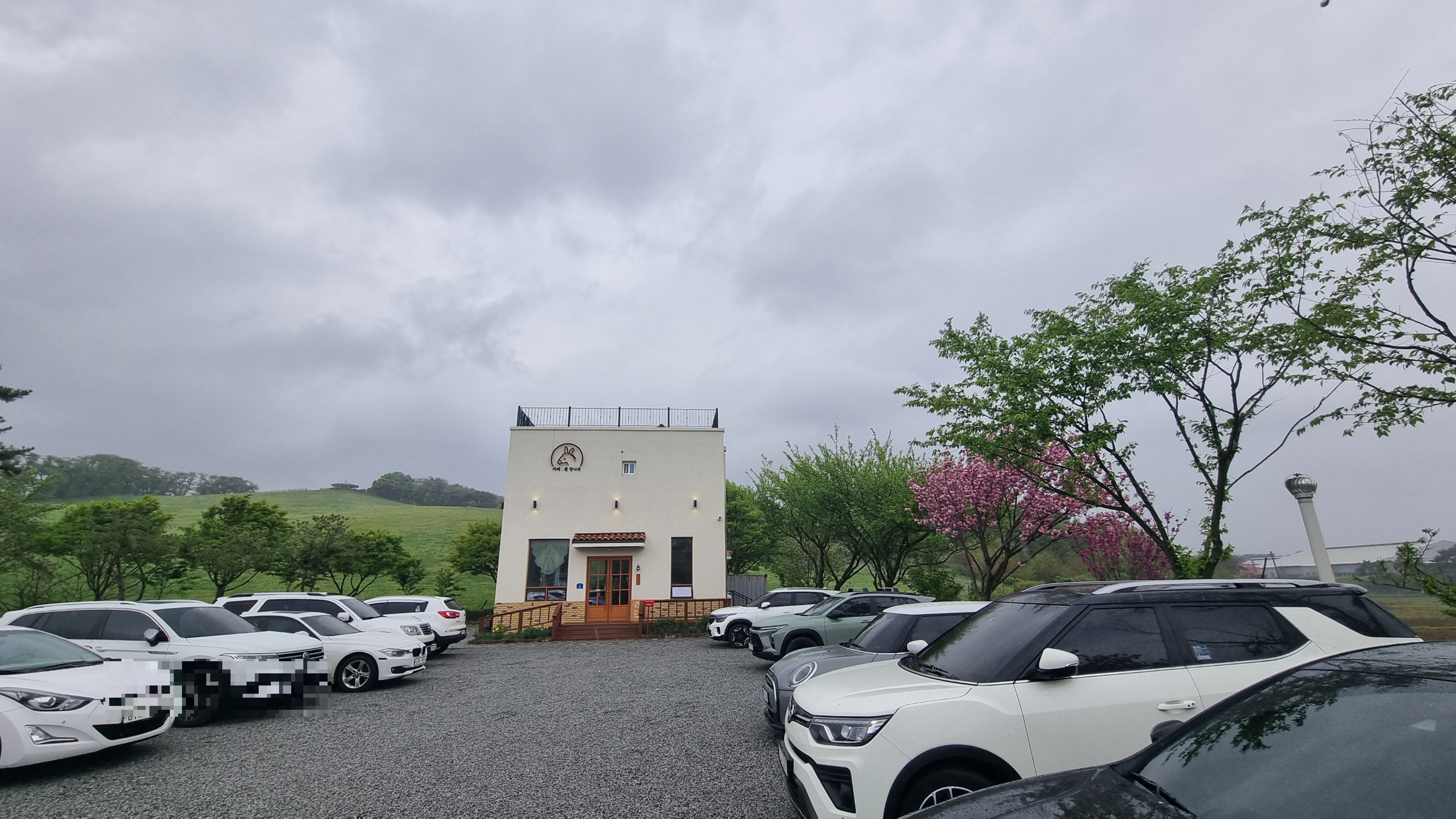 흰당나귀카페 주차장