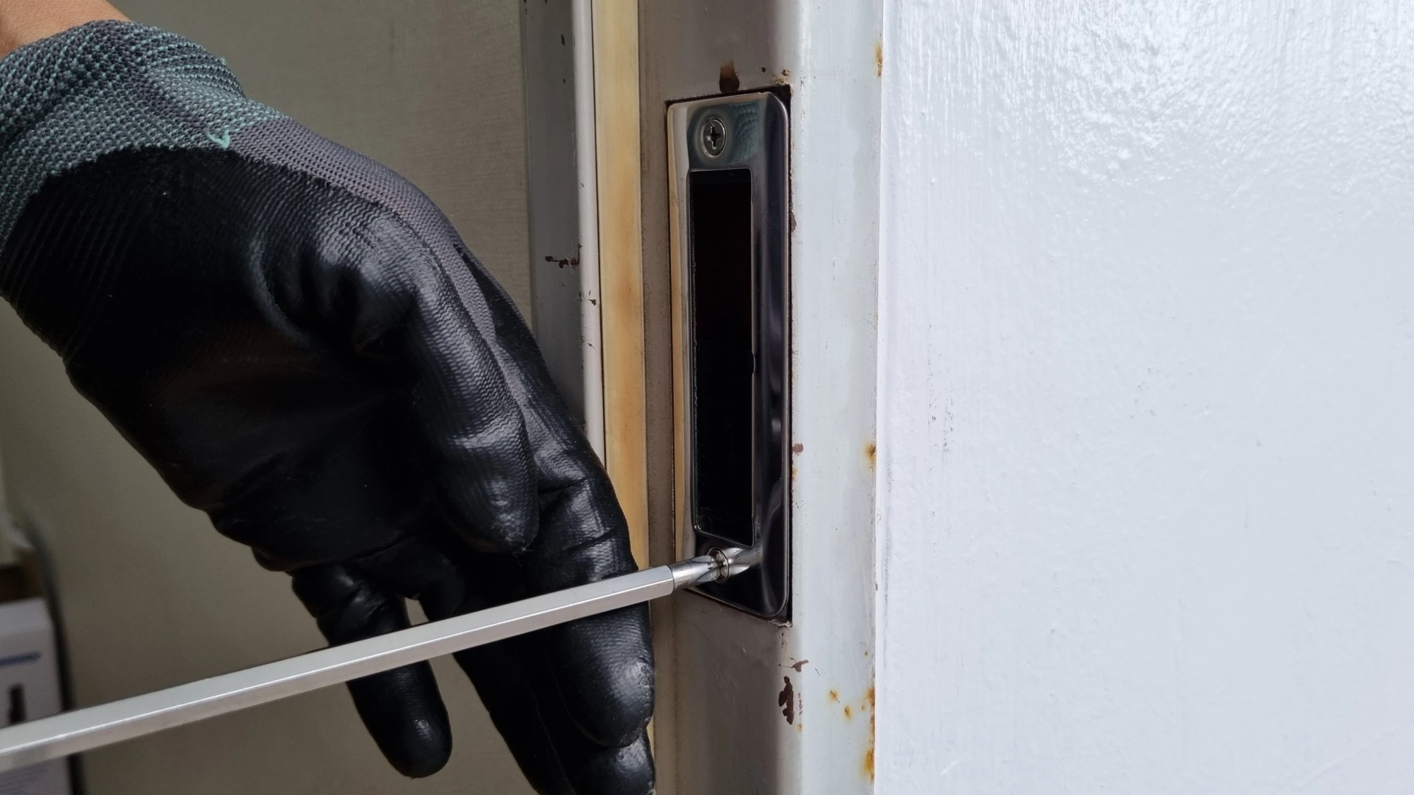 문틀 부품 고정