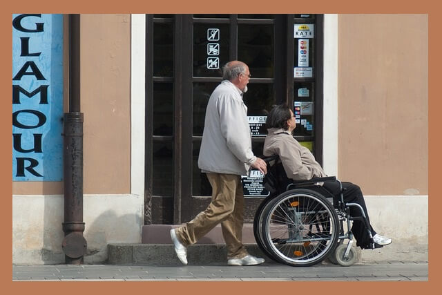 환자-휄체어-끄는-사람