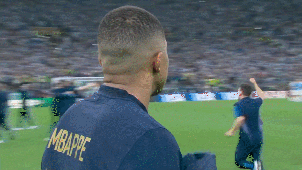 희비교차하는 킬리안 음바페와 리오넬 메시