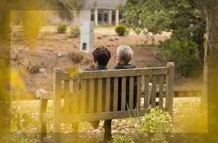 앉아있는 노인들