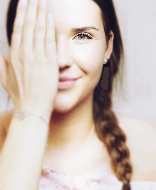 손으로 한쪽 눈을 가리고 있는 여성