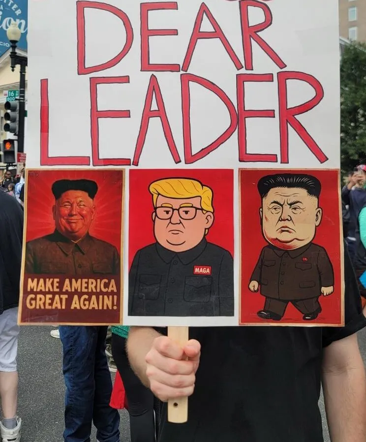 반트럼프 시위에 등장한 김정은 북방위원장과 트럼프를 형상화한 피켓