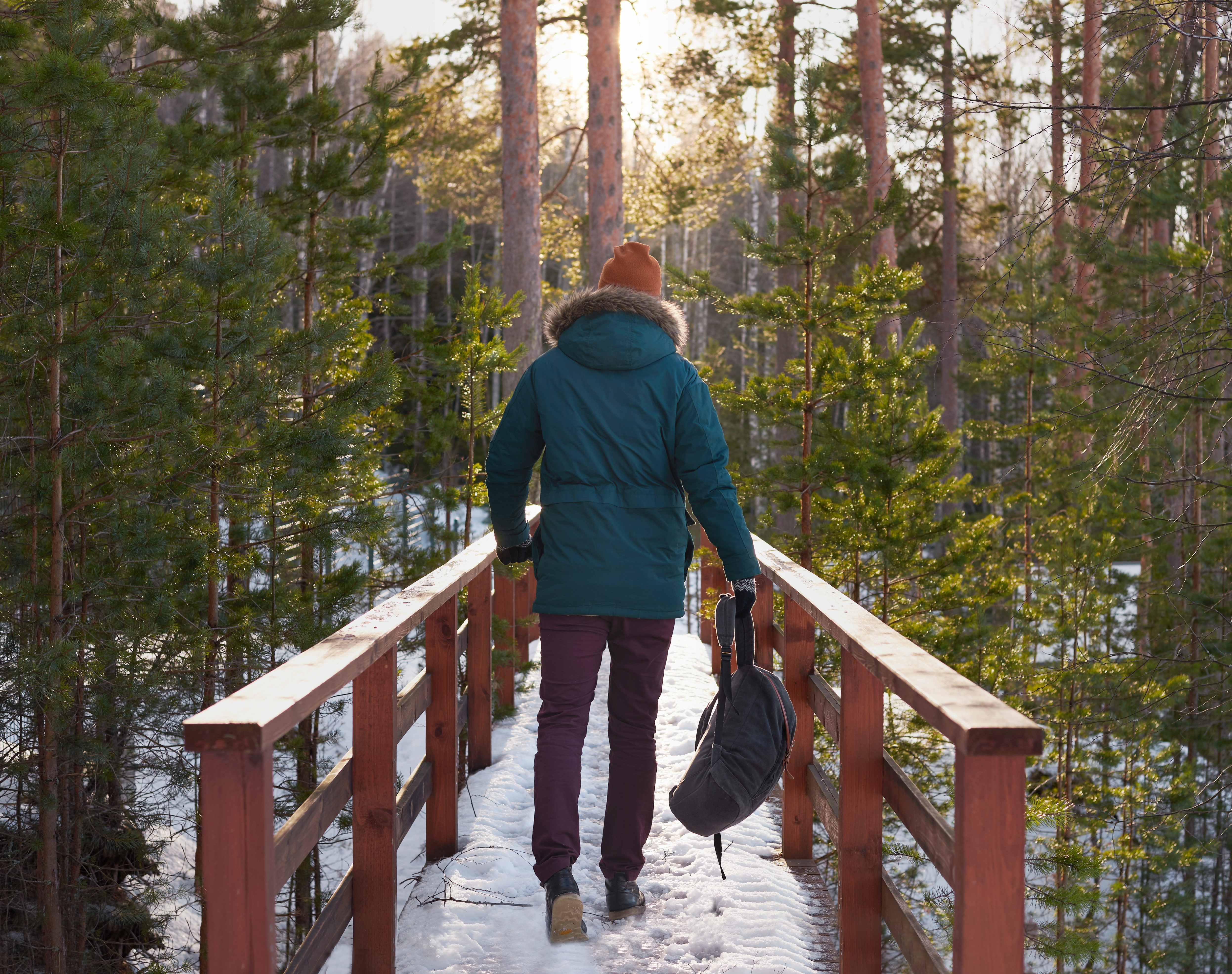 겨울철 외출 시 차가운 공기에 노출되는 환경을 보여주는 이미지