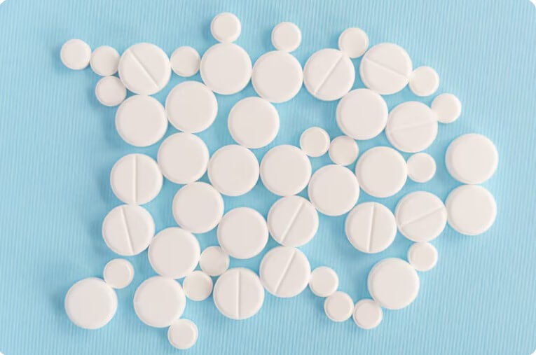 바닥에 뿌려저있는 알약들