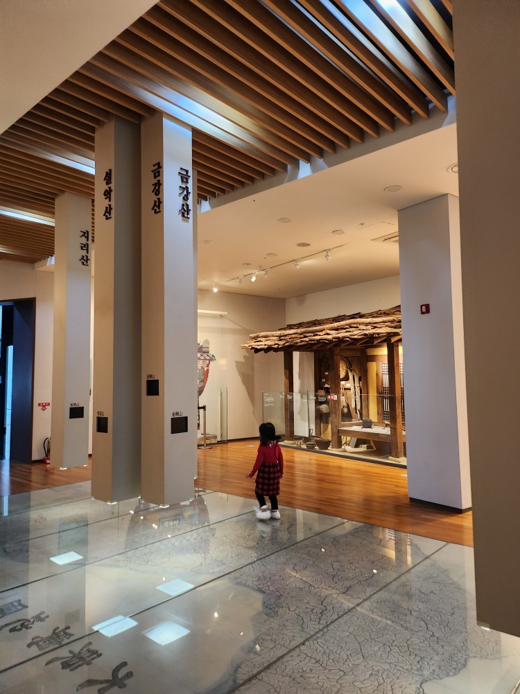 전시회 관람중인 아이