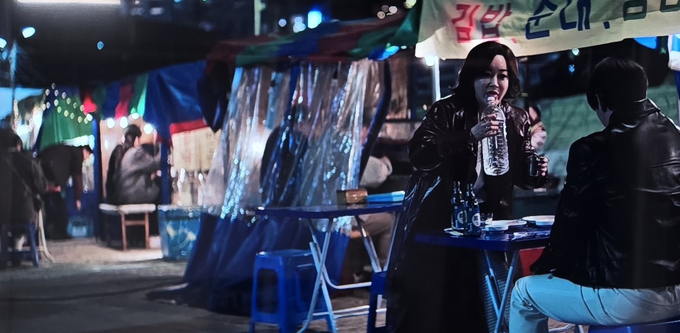 장차란이 술병을 핥는 모습